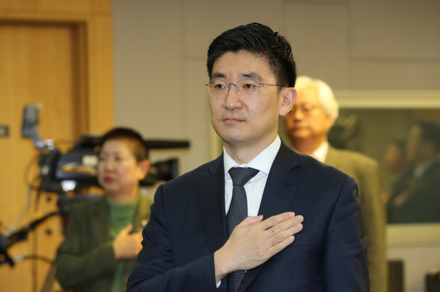 자유한국당 김세연 의원이 19일 오후 국회 의원회관에서 열린 '이제 대한민국도 우주시대를 열자' 세미나에서 국기에 대한 경례를 하고 있다. 연합뉴스