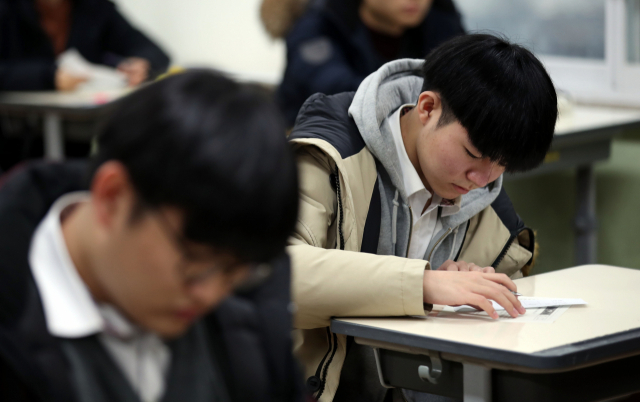 지난 14일 치러진 2020학년도 대학수학능력시험 가채점 결과 인문계열의 원점수는 하락하고, 자연계열은 상승했다. 가채점하고 있는 수험생. 연합뉴스