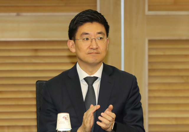 자유한국당 김세연 의원이 19일 오후 국회 의원회관에서 열린 '이제 대한민국도 우주시대를 열자' 세미나에서 박수치고 있다. 연합뉴스