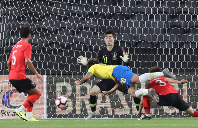 19일(현지시간) 아랍에미리트(UAE) 아부다비 모하메드 빈 자예드 스타디움에서 열린 한국과 브라질 축구 대표팀 평가전에서 브라질 파케타에게 선제골을 허용하고 있다. 연합뉴스