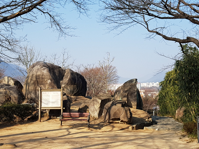 김해 봉황대 정상 부근의 황세바위.
