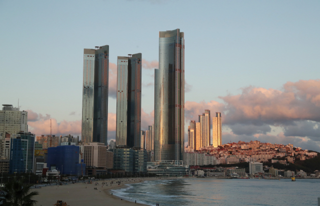 엘시티의 시행사가 최근 엘시티 4개 건물(동)에 대한 동별 사용 검사 신청을 하면서 구청의 승인 여부에 시선이 쏠린다. 사용 검사 승인이 나야 입주가 예정대로 진행된다. 해운대해수욕장에서 바라본 엘시티 전경. 부산일보DB