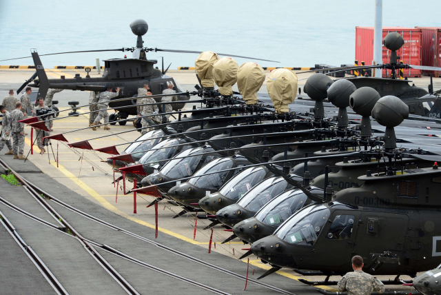 2013년 10월 10일 미 육군의 공격정찰헬기 대대(헬기 30대·병력 380명) ‘OH-58D 카이오아 전사(Kiowa Warrior)’ 헬기가 부산항 8부두에서 줄지어 서 있다. 부산일보 DB