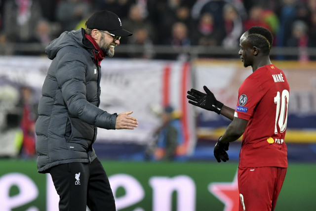 클롭 감독과 하이파이브 하는 마네. AP연합뉴스.