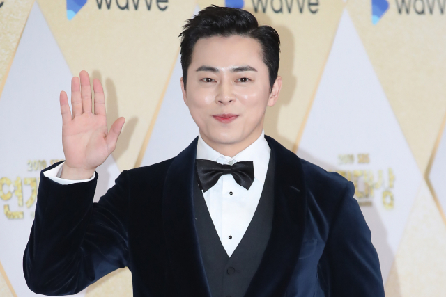 배우 조정석이 지난해 12월 31일 오후 서울 마포구 SBS 프리즘타워에서 열린 '2019 SBS 연기대상' 레드카펫에서 포즈를 취하고 있다. 연합뉴스