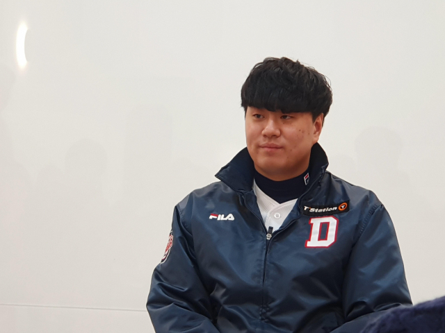 두산 베어스 우완 이영하가 15일 서울시 잠실구장에서 취재진과 인터뷰하고 있다. 연합뉴스