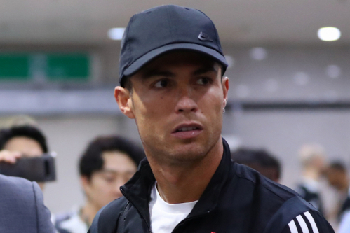 지난 7월 26일 오후 서울 마포구 성산동 서울월드컵경기장에서 열린 하나원큐 팀 K리그와 유벤투스 FC의 친선경기가 끝난 뒤 유벤투스의 호날두가 경기장을 빠져나가고 있다. 이날 호날두는 경기에 출전하지 않아 경기장을 찾은 수만명의 팬들로부터 원성을 샀다. 연합뉴스