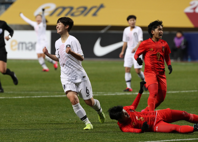 한국 여자축구 대표팀 박예은이 3일 오후 제주 서귀포시 제주월드컵경기장에서 열린 2020 도쿄올림픽 아시아지역 최종예선 A조 1차전 한미얀마와의 경기에서 자신의 데뷔골을 넣은 뒤 환호하고 있다. 연합뉴스 제공