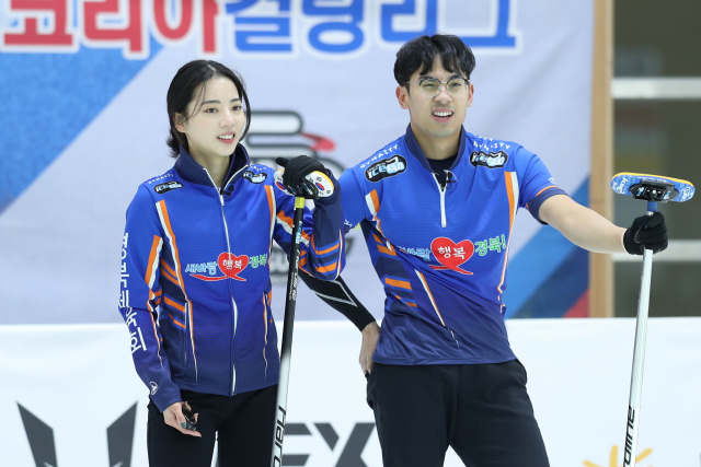 30일 의정부컬링경기장에서 열린 2019-2020 코리아컬링리그 믹스더블 경북체육회A와 경북체육회B 경기에서 경북체육회B 송유진(왼쪽), 전재익이 상대의 투구를 바라보고 있다. 연합뉴스