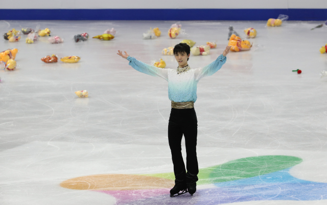 7일 오후 서울 양천구 목동아이스링크에서 열린 국제빙상경기연맹(ISU) 4대륙피겨선수권대회(4대륙대회) 남자 싱글 쇼트프로그램에 출전한 일본 하뉴 유즈루가 연기를 펼친 뒤 관중의 환호에 답하고 있다. 연합뉴스