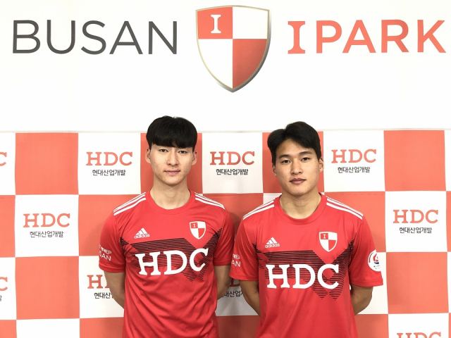 부산아이파크가 새로 영입한 공격수 박관우(좌)와, 미드필더 이지승. 부산아이파크 제공
