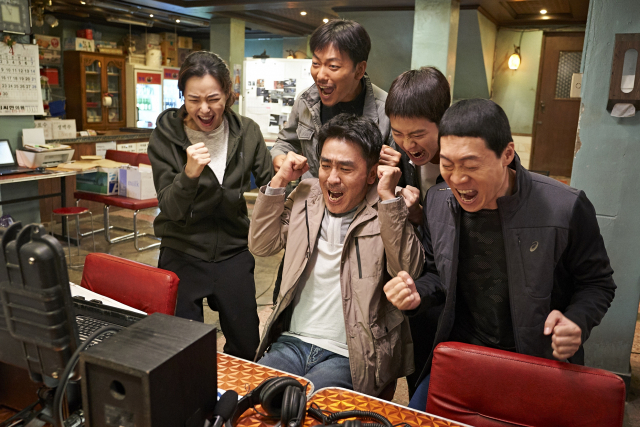 2019년 한국영화 중 역대급 수익률을 올린 천만영화 ‘극한직업’ 스틸컷. ‘극한직업’을 제외한 상업영화 44편의 수익률은 -8.1%로 부진했다. 부산일보DB