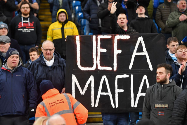 'UEFA 마피아'라는 배너를 들고 UEFA에 항의하는 맨시티 서포터스들. AFP연합뉴스.