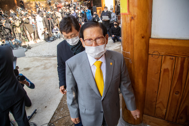 2일 경기도 가평군 신천지예수교 증거장막성전(신천지) 평화의 궁전에서 이만희 총회장이 기자회견을 마친 후 퇴장하고 있다. 연합뉴스