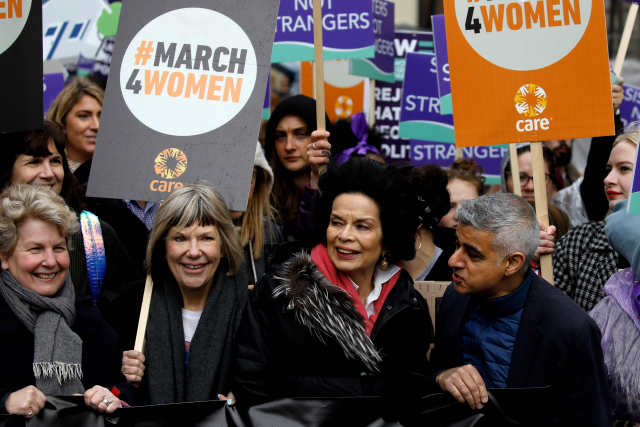 런던 시장 사디크 칸(맨 오른쪽)이 세계 여성의 날 기념 시위에 참석해 참가자들과 대화하고 있다. AFP연합뉴스.