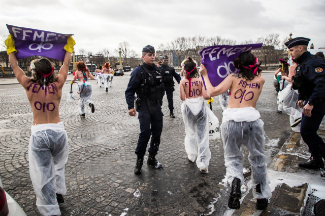 상의 탈의 퍼포먼스 펼치는 프랑스 시위대. EPA연합뉴스.