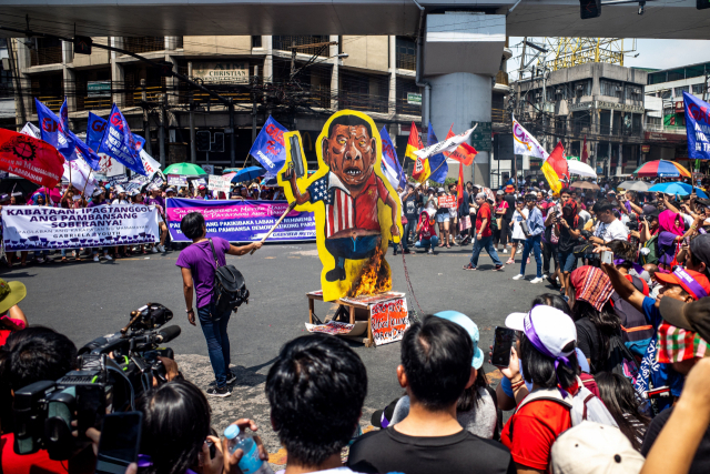 필리핀 마닐라에서 불타는 두테르테 모형. AP연합뉴스.