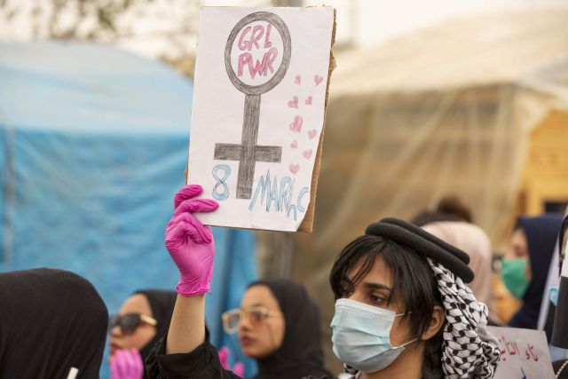 이라크 바스라에서 한 시위 참가자가 여성인권 향상을 요구하는 팻말을 들고 있다. AFP연합뉴스.