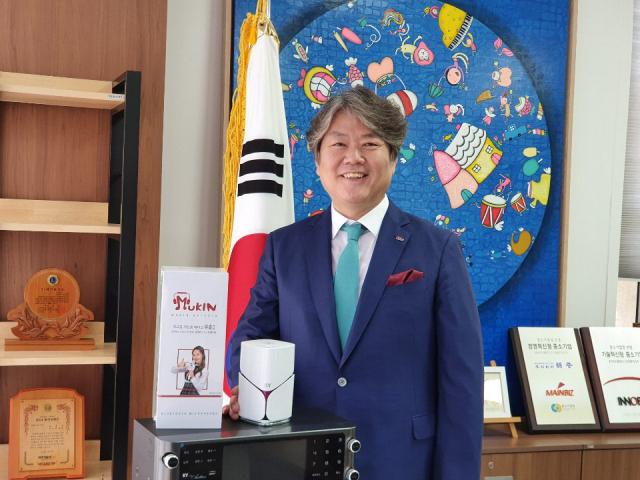 금영엔터테인먼트 김진갑 대표가 지난 25일 부산 기장군 자사 공장에서 다양한 제품을 설명하고 있다.