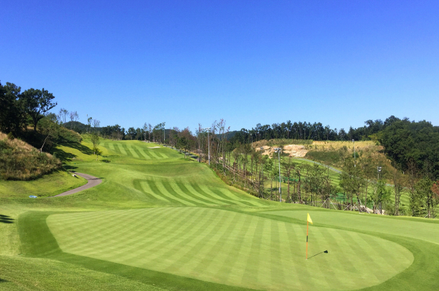기장 앞바다가 한눈에 들어오는 기장동원로얄CC는 자연과 인간이 하나 됨을 느끼게 하는 골프장이다. 기장동원로얄CC 제공