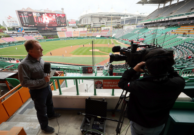 5일 인천 SK행복드림구장에서 열린 프로야구 개막전 SK 와이번스와 한화 이글스의 경기. 한 외신 기자가 프로야구 개막전을 취재하고 있다. 연합뉴스