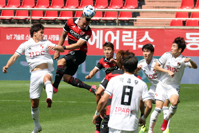 경기 수 축소로 리그 초반 성적이 중요해졌다. 지난 10일 포항 스틸러스와의 개막전. 연합뉴스