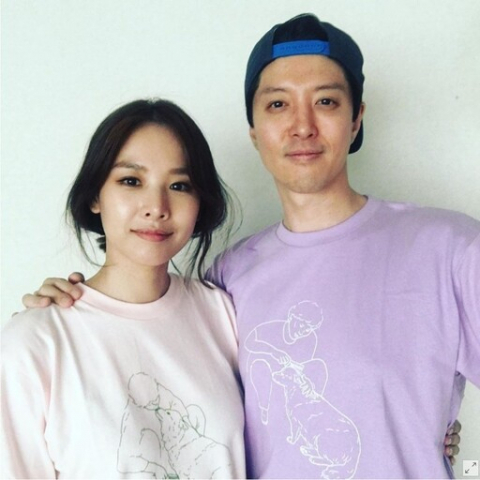 배우 이동건, 조윤희가 결혼 3년 만에 각자의 길을 걷기로 했다. 조윤희 인스타그램