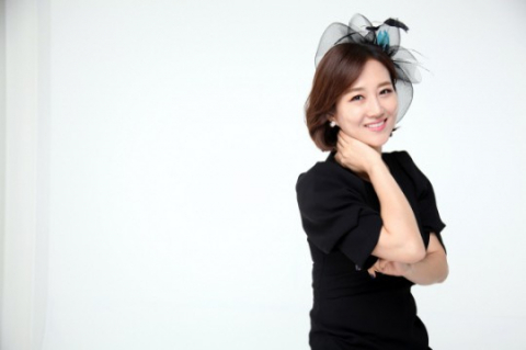 트로트 가수 장윤정이 오는 8일 재즈풍 트로트곡 ‘운명에게’를 발표한다. 소속사 제공