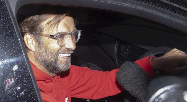 리버풀의 우승이 확정된 26일 클롭 감독이 자택에 도착해 인터뷰하고 있다. EPA연합뉴스