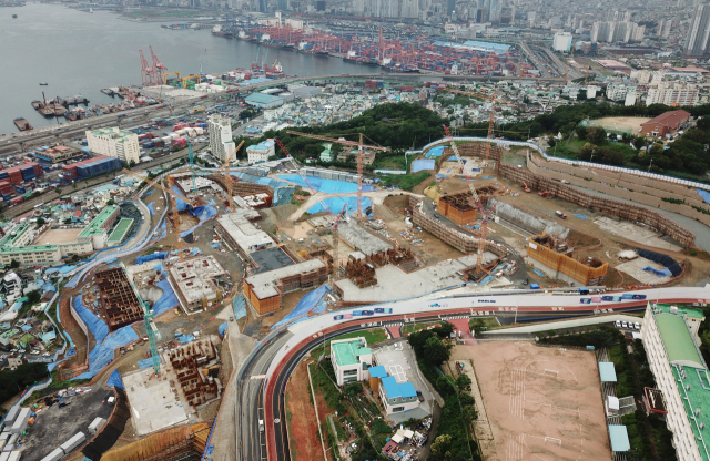 ‘공공지원 민간임대 정비사업’으로 공사가 진행되다 중단된 부산 남구 우암2구역 현장. 정종회 기자 jjh@