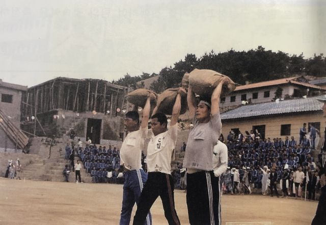 형제복지원 원생들이 마대 들어올리기로 힘겨루기를 하는 모습. 형제복지원 운영자료집