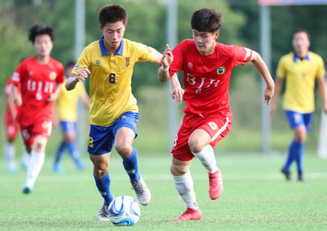 고교 축구 최강자를 가리는 제57회 청룡기 전국고교축구대회가 내달 2~13일 경남 고성군 스포츠타운 일원에서 펼쳐진다. 지난해 7월 벌어진 제56회 청룡기 대회 부산정보고와 대구 청구고의 경기. 부산일보DB