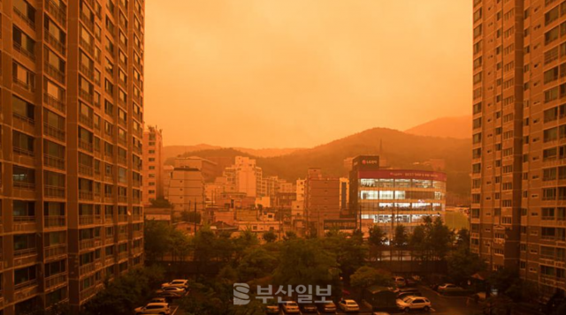 주황색으로 물든 부산 하늘. 사진은 독자 제공