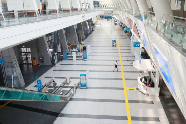 사회적 거리 두기로 인해 오프라인 행사가 자취를 감추면서 지역 마이스(MICE) 업계는 변화를 요구받고 있다. 행사 취소로 텅 빈 벡스코 제1전시장의 전경. 김경현 기자 view@