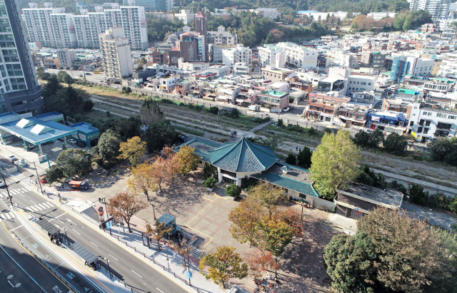 부산 해운대구 우동 옛 해운대역사 정거장 부지에 최고 78m 높이의 숙박시설 건물 신축이 추진돼 논란이 일고 있다. 부산일보 DB