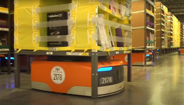 아마존이 물류센터에서 운영하는 로봇 짐꾼 ‘키바’. 동영상 캡처