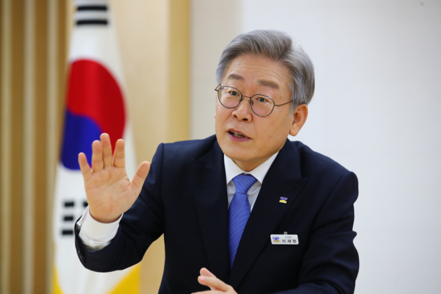 이재명 경기도지사가 13일 오후 경기도 수원시 경기도청에서 <부산일보>와 단독 인터뷰를 하고 있다. 김종호 기자 kimjh@