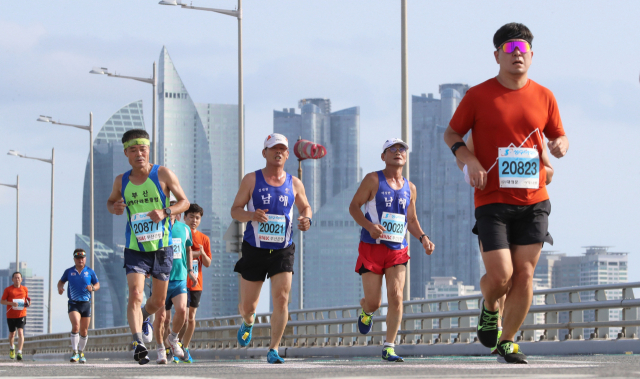 ‘2020 부산바다마라톤’ 행사가 코로나19 확산을 막기 위해 광안대교를 달리는 대신 2일부터 8일까지 7일간 언택트 레이스로 펼쳐진다. 지난해 열린 부산바다마라톤. 부산일보DB