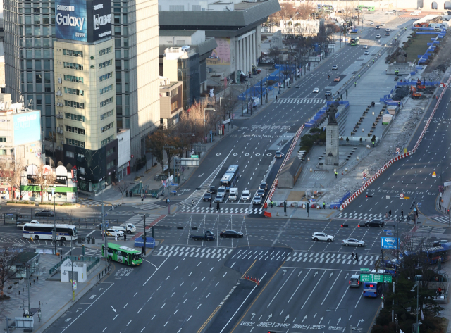 사회적 거리두기 2단계 조치가 시행중인 28일 오전 서울 광화문역 인근이 한산하다. 연합뉴스