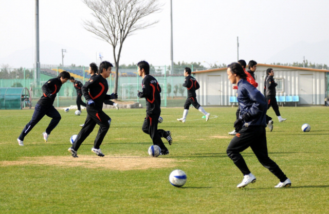 코로나19 탓에 해외 전지훈련을 포기한 국내 프로축구팀들의 인기 훈련장소로 급부상한 부산 기장군 월드컵빌리지(위쪽)와 경남 남해군 서면 스포츠파크 잔디구장. 부산 아이파크·남해군 제공