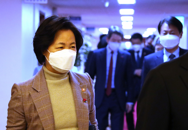 추미애 법무부 장관이 지난 5일 정부서울청사에서 열린 올해 첫 국무회의에 참석하고 있다. 연합뉴스