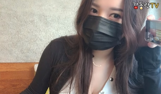 BJ 감동란이 부산 해운대에 위치한 한 식당을 찾아 먹방을 진행하던 중 잠시 자리를 비운다. 그 사이 식당 종업원들이 외모와 옷차림 등을 지적하며 험담을 한 사실이 알려져 뭇매를 맞고 있다. 사진=유튜브 '감동란TV 캡처'