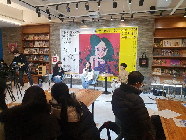 1일 부산 중구 신창동 BNK부산은행 아트시네마 모퉁이극장에서 열린 제6회 ‘관객영화제’ 토크 장면. 신채은 학생(가운데)이 사회자 박채령(왼쪽), 이승우 씨와 함께 관객과 대화하고 있다.