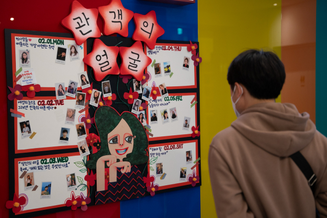 제6회 ‘관객영화제’ 주제는 관객의 얼굴이다. 코로나 시대 마스크를 쓸 수 밖에 없는 관객의 얼굴을 사진으로 담았다. 모퉁이극장 제공