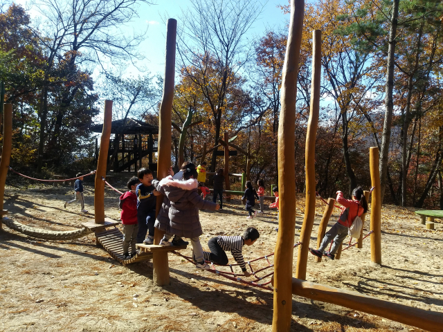 ‘힐링 숲 도시’를 표방한 경남 김해시가 다양한 숲 개발의 일환으로 ‘유아숲체험원’ 조성에 나선다. 먼저 운영 중인 대청 유아숲체험원. 김해시 제공