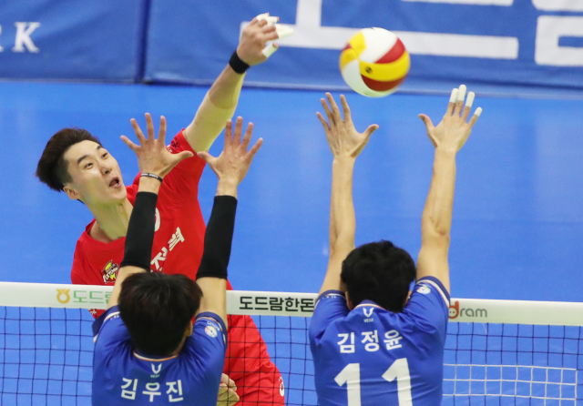 14일 경기도 수원실내체육관에서 열린 프로배구 V리그 남자부 한국전력 빅스톰과 삼성화재 블루팡스의 경기. 한국전력 박철우가 공격을 하고 있다. 연합뉴스