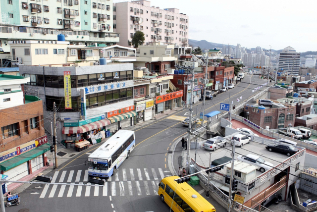 부산 동구 수정4동 일대 산복도로(망양로) 모습. 왕복 2차로의 좁은 도로이지만, 고지대 산동네를 연결하는 대동맥 역할을 한다. 강병균 논설위원