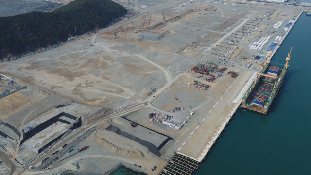 올 2분기 운영사 재공모를 앞두고 있는 부산항 신항 서측 컨테이너부두 2-5단계 하부공사가 지난달 28일 준공됐다. 부산항만공사 제공