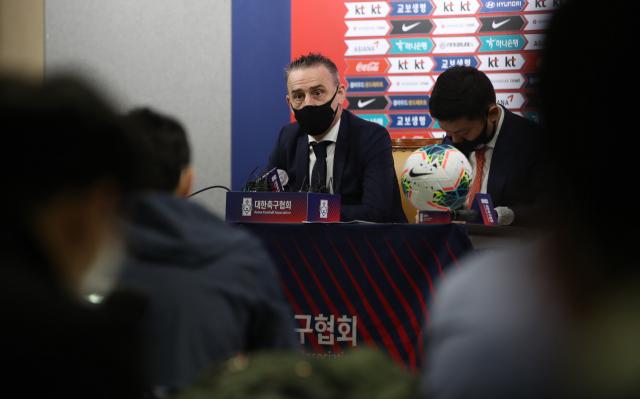 파울루 벤투 축구대표팀 감독이 15일 오전 서울 종로구 축구회관에서 한일전에 나설 태극전사 명단 발표 관련 기자회견을 하고 있다. 연합뉴스