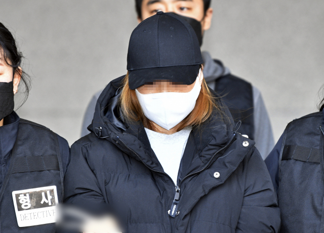 17일 오후 경북 구미경찰서에서 3세 여아 사망사건의 친모인 석모씨가 호송 차량으로 이동하고 있다. 경찰은 이날 석씨를 미성년자 약취 혐의 외에 시체유기 미수 혐의를 추가해 검찰에 송치했다. 연합뉴스